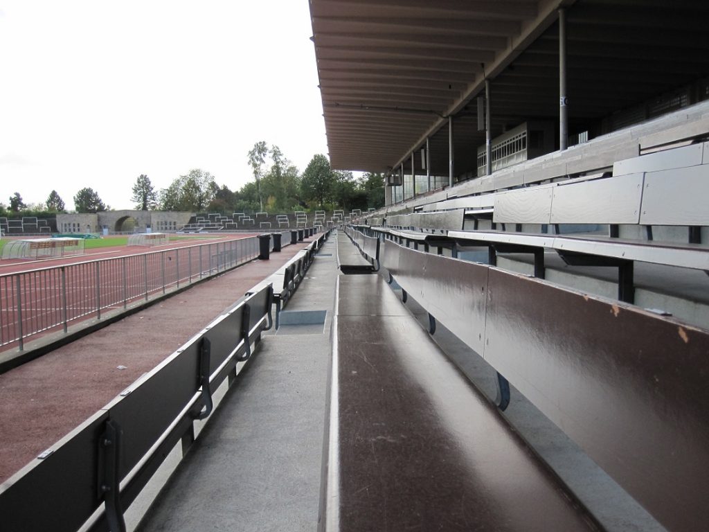 Sitzen im Fußballstadion - moderneREGIONAL