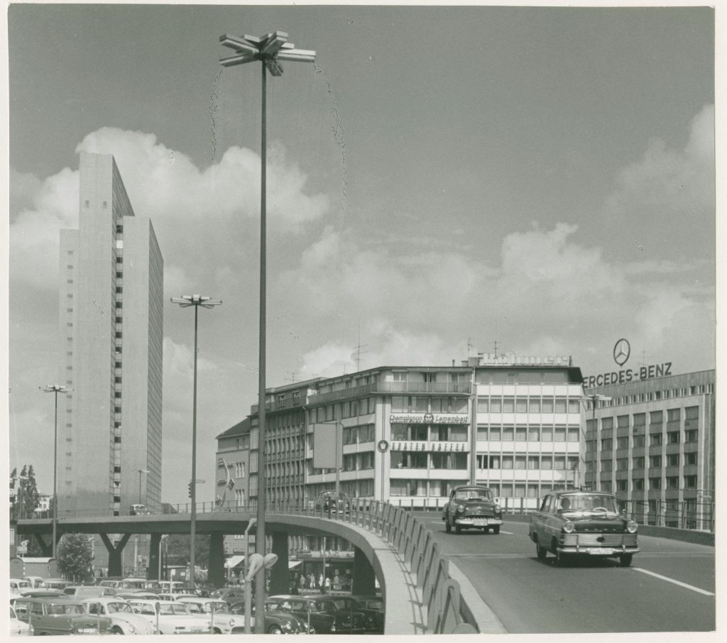 Düsseldorf, die Hochstraße ("Tausendfüßler) auf Höhe der Straßenbahnhaltestell Jan-Wellem-Platz 1963 (Bild: Dolf Siebert; Stadtarchiv Düsseldorf)