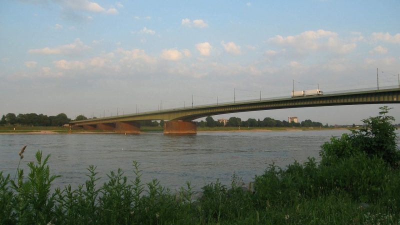 Düsseldorf, Josef-Kardinal-Frings-Brücke (Südbrücke) 2006 (Bild: D. Ritter, CC0)