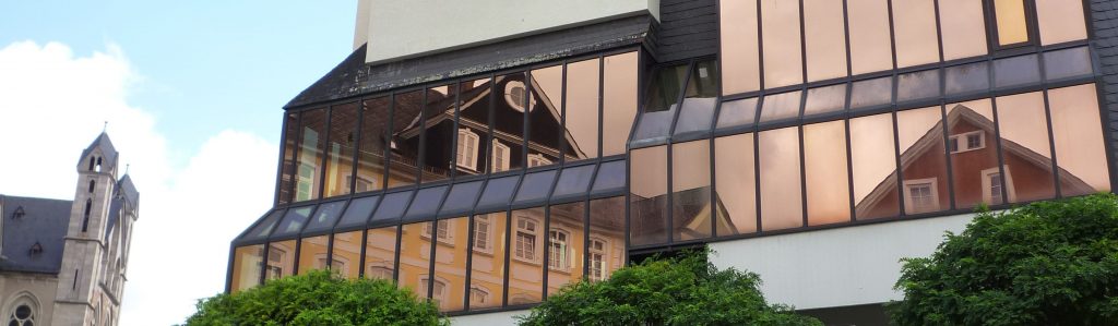 Wetzlar, Spiegelung im Fenster am Domplatz (Bild: Franzfoto, CC BY-SA 3.0)