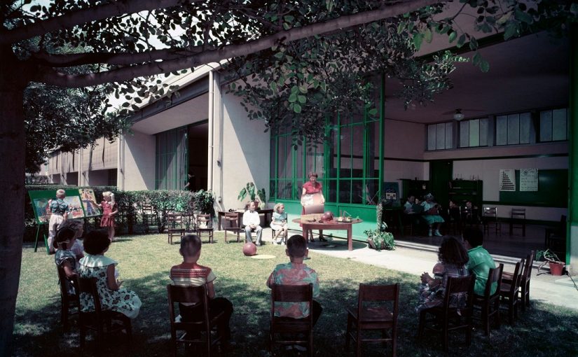 Los Angeles, Corona Avenue School (Richard Neutra, 1953), Klassenzimmer im Freien (Foto: Julius Shulman, 1953, Bild: © J. Paul Getty Trust. Getty Research Institute, Los Angeles (2004.R.10))