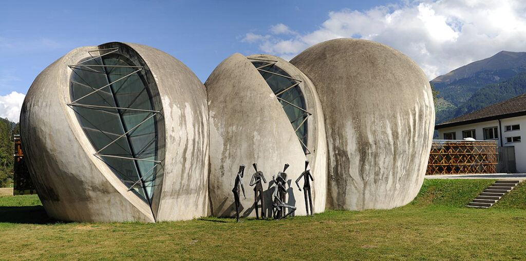 Schweiz, Graubünden, Steinkirche Cazis, Architekt: Werner Schmidt, Schalenbau: Heinz Isler, 1995-2002 (Bild: Wladyslaw, CC BY-SA 3.0, 2009)