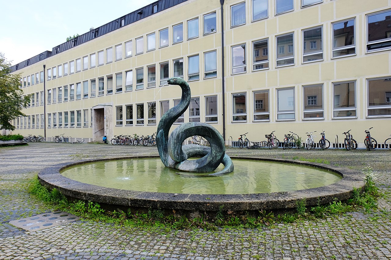 München, Schlangenbrunnen vor den Gebäuden der Tiermedizin (Bild: Kaethe17, CC BY SA 4.0, 2019)