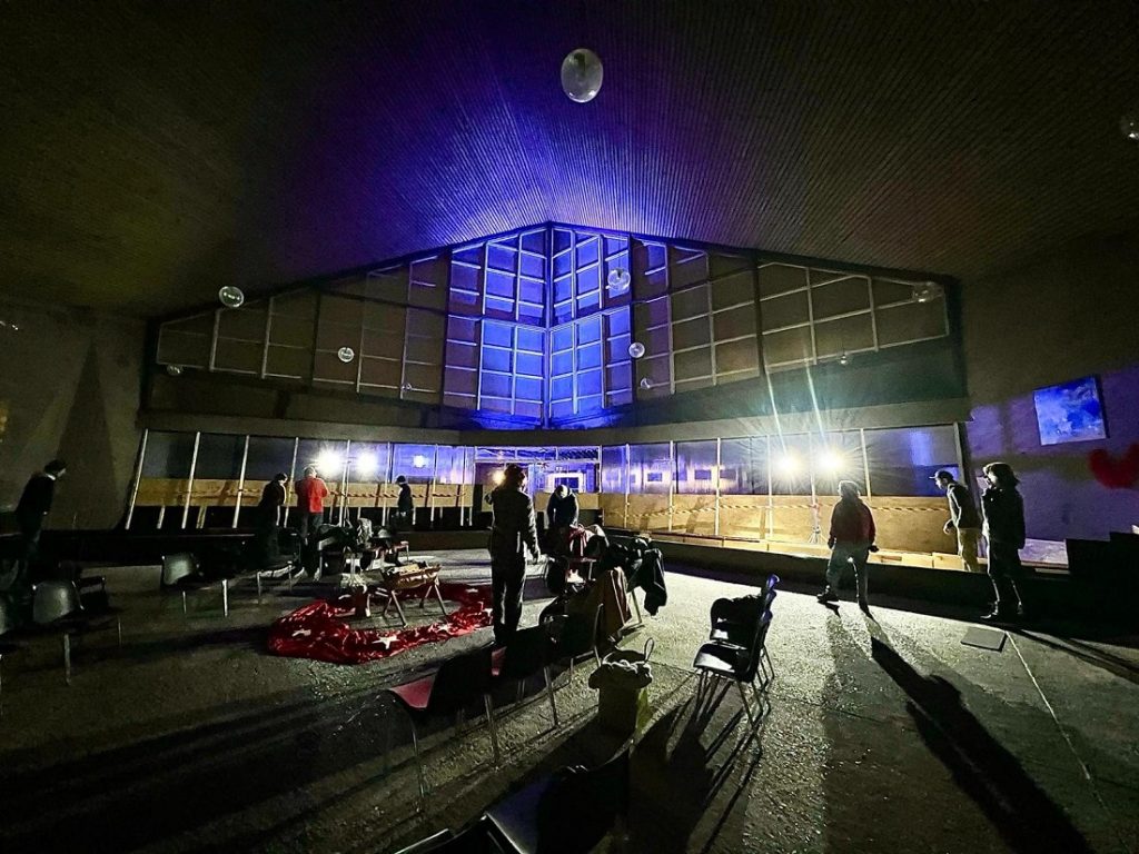 Aufbau des Boule-Winterquartiers in der Kölner Nathanaelkirche (Bild: Nippeser Boule Club)